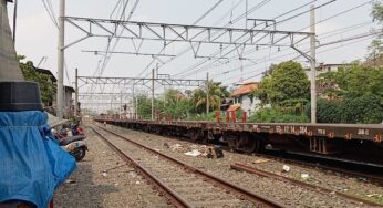 Pengamatan Kereta Barang Di Stasiun Kemayoran