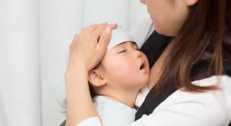 Anak Demam Usai Imunisasi? Simak Tips Penanganan dari Dokter