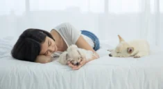 Tidur Bareng Hewan Peliharaan, Ini Risiko Kesehatannya